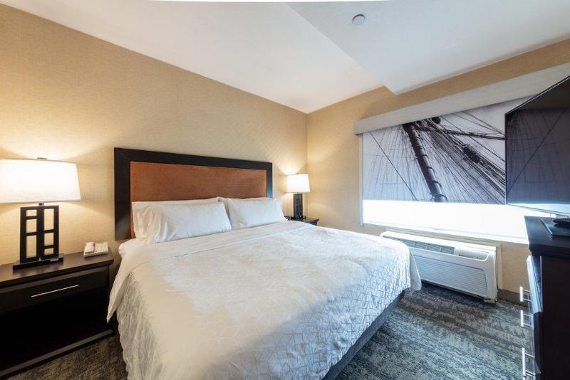 Holiday Inn Express & Suites Riverport image