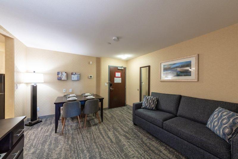 Holiday Inn Express & Suites Riverport image