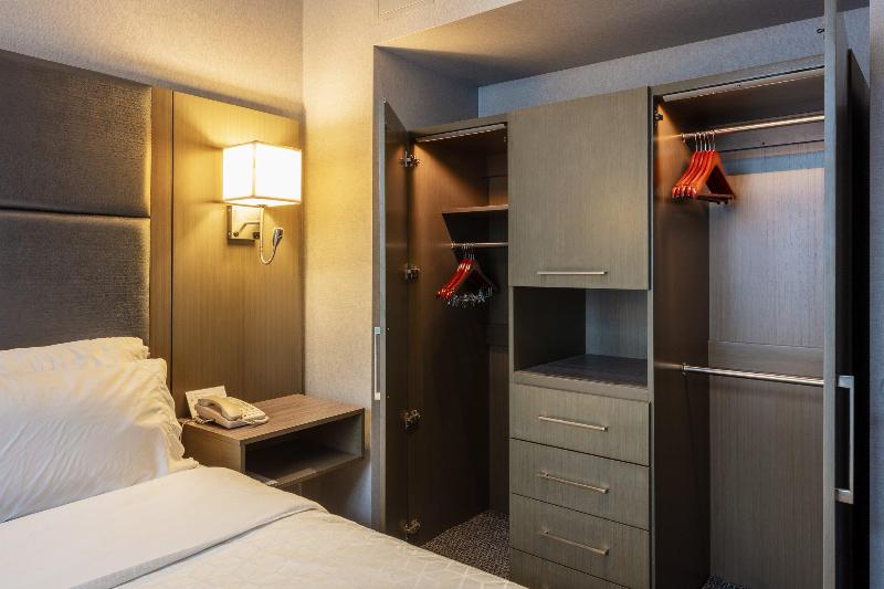 Holiday Inn Express & Suites Riverport image