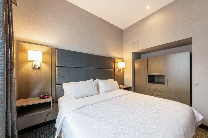 Holiday Inn Express & Suites Riverport image