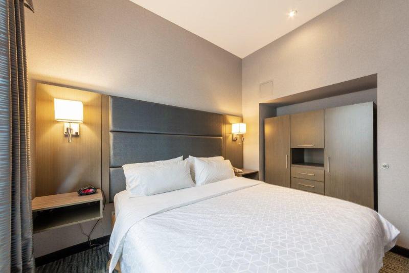 Holiday Inn Express & Suites Riverport image