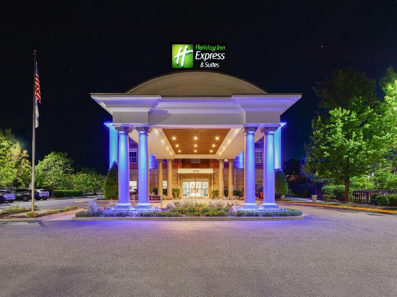 Holiday Inn Express and Suites Williamsburg image