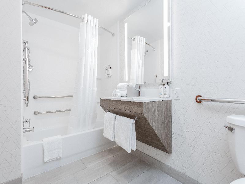 Holiday Inn Express and Suites Williamsburg image