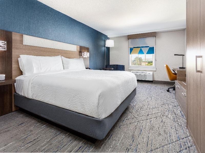 Holiday Inn Express and Suites Williamsburg image