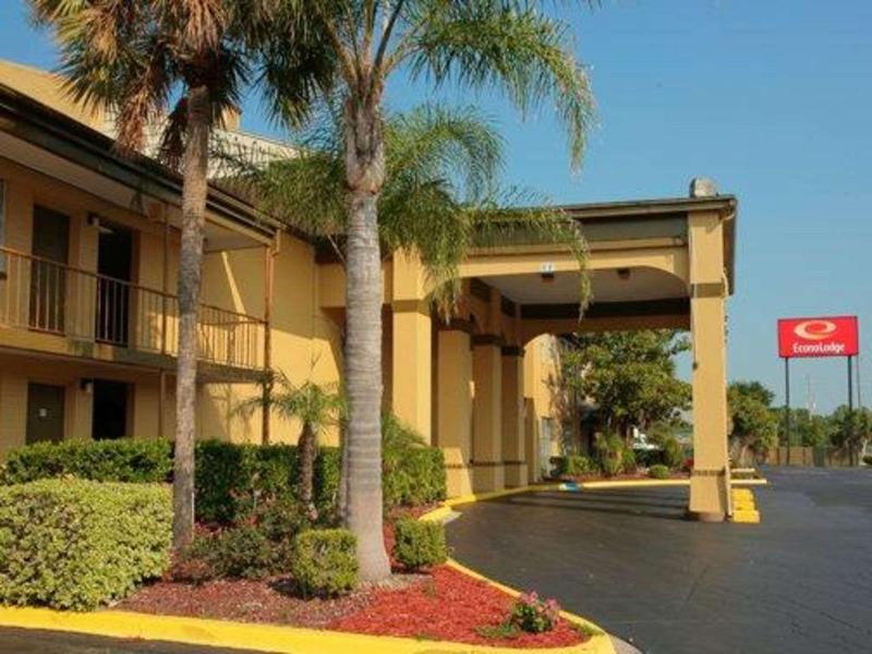 Econo Lodge — exterior view