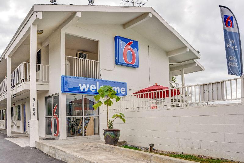 Motel 6 Portland Ctrl image