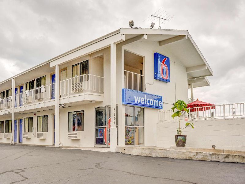 Motel 6 Portland Ctrl image
