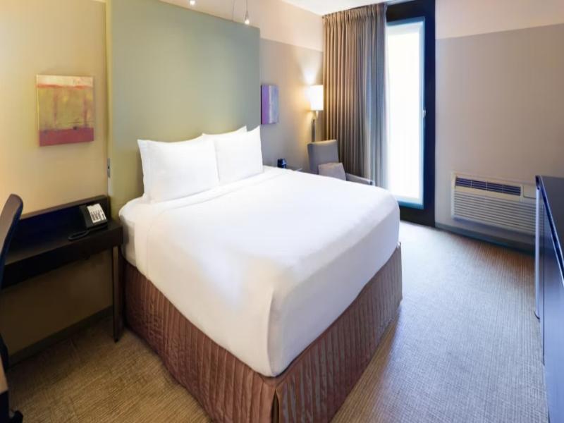 Crowne Plaza Chicago West Loop image