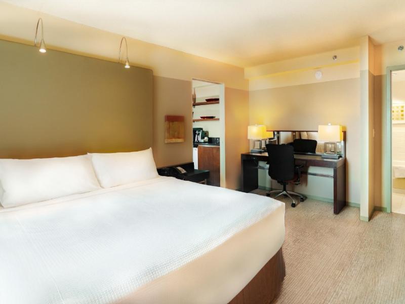 Crowne Plaza Chicago West Loop image