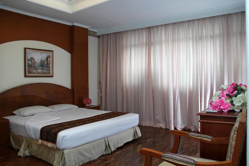 Puri Darmo Hotel and Serviced Residence Surabaya image