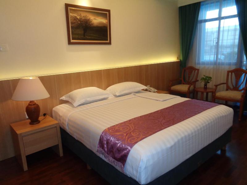 Puri Darmo Hotel and Serviced Residence Surabaya image