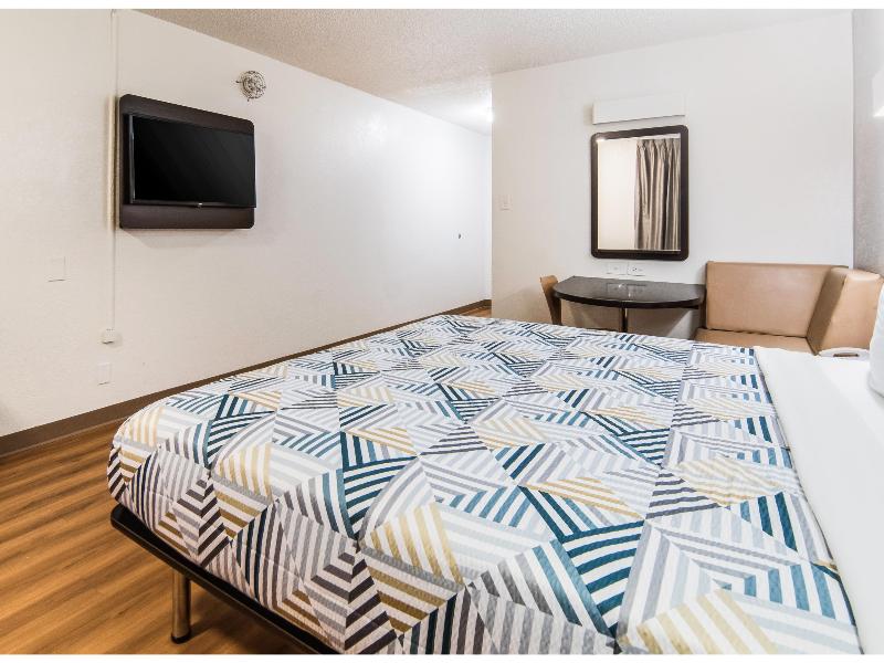 Motel 6 Addison, TX - Dallas image