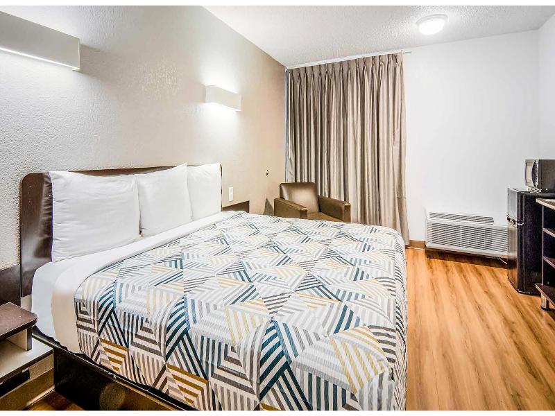 Motel 6 Addison, TX - Dallas image