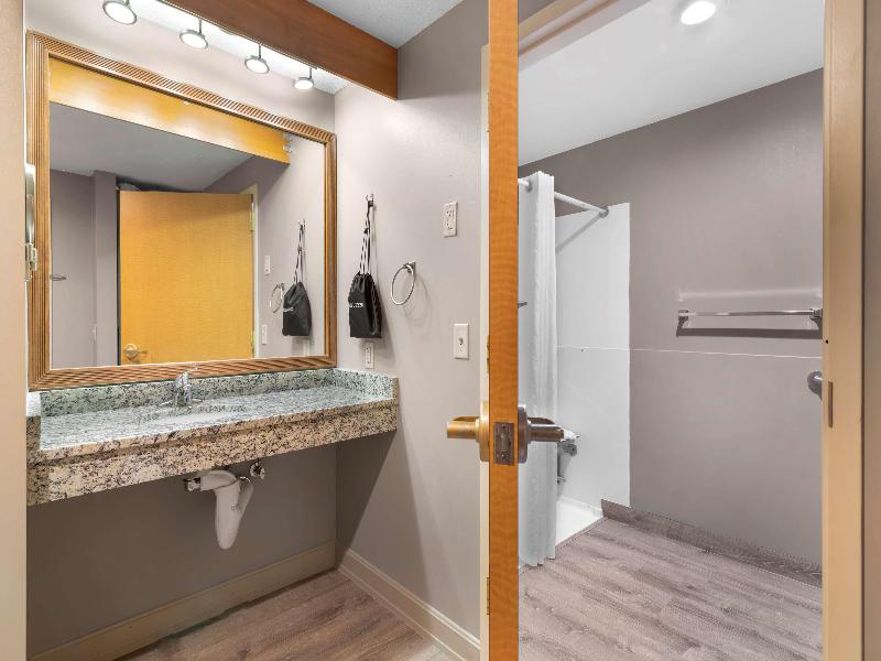 Bw Plus Executive Court Inn & Conference Center image