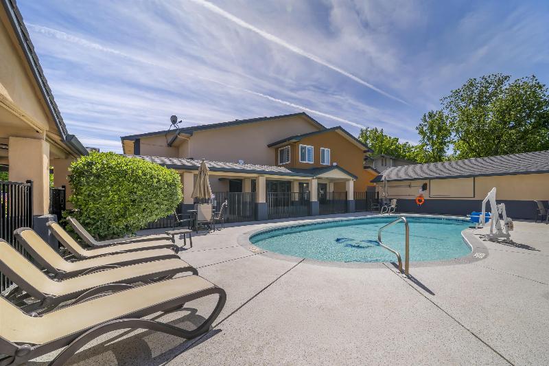 Best Western Antelope Inn & Suites image