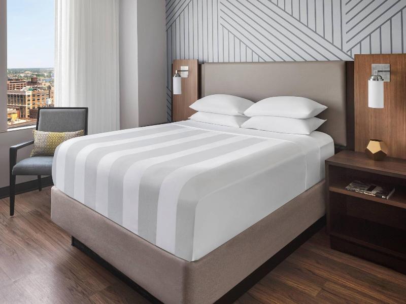 STUDIO QUEEN SIZE BED