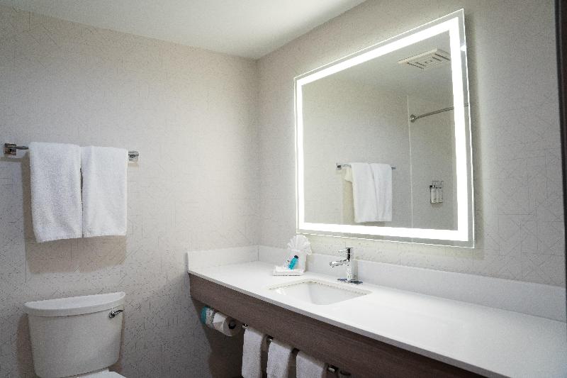 Holiday Inn Express & Suites West Chester By IHG image