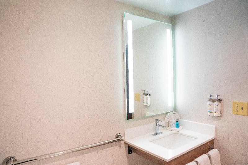 Holiday Inn Express & Suites West Chester By IHG image