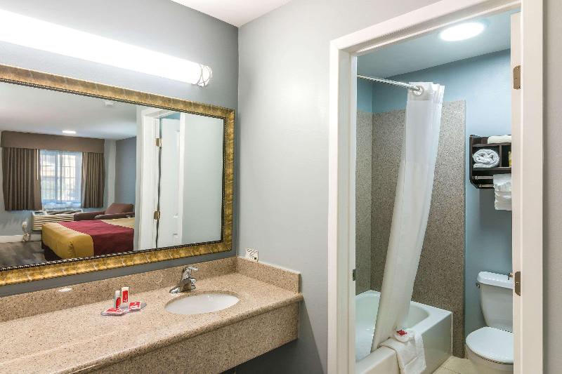Econo Lodge Hesperia - Victorville I-15 image