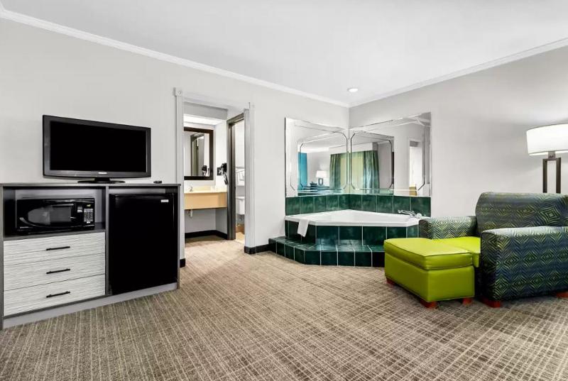 Quality Inn & Suites Civic Center image