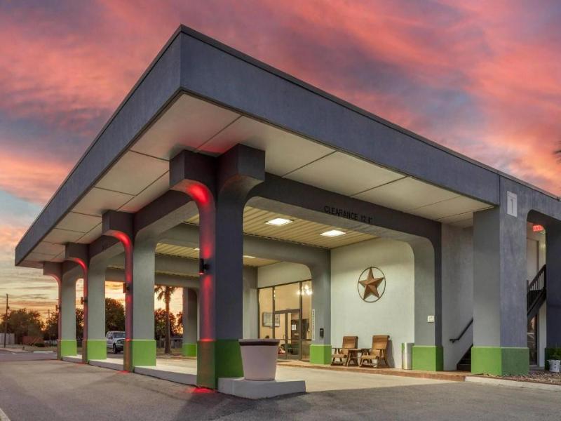 Days Inn By Wyndham Victoria TX East