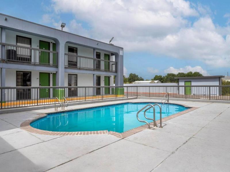 Days Inn By Wyndham Victoria TX East