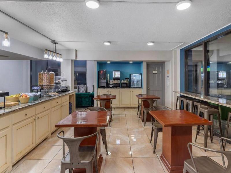 Days Inn By Wyndham Victoria TX East