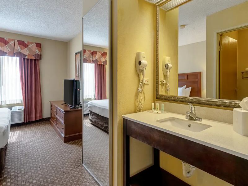 Quality Suites San Antonio Northeast image
