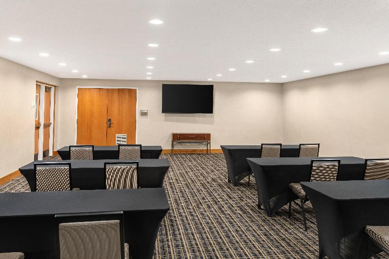 Holiday Inn Express & Suites Hayward image