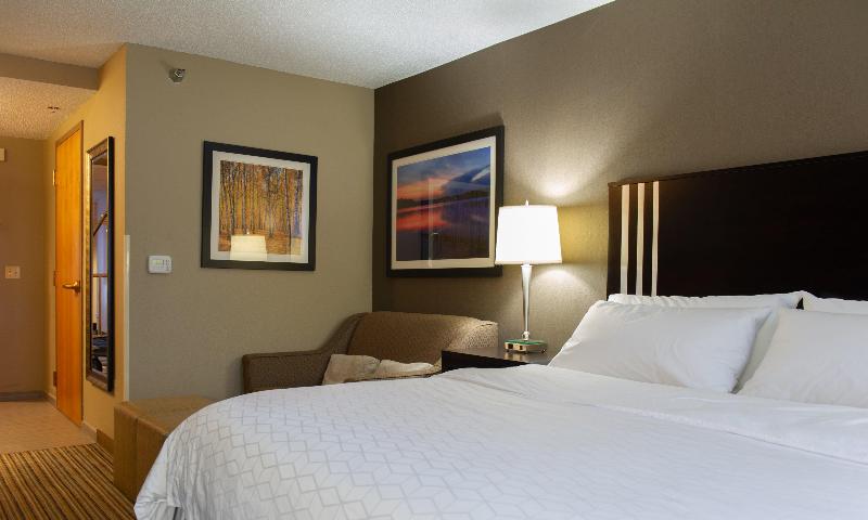 Holiday Inn Express & Suites Hayward image