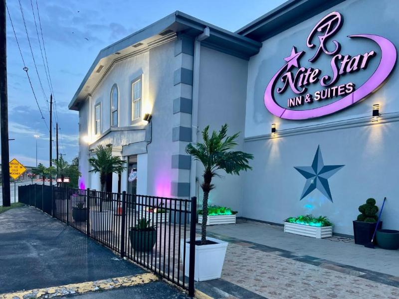 R Nite Star Hotel & Lounge image