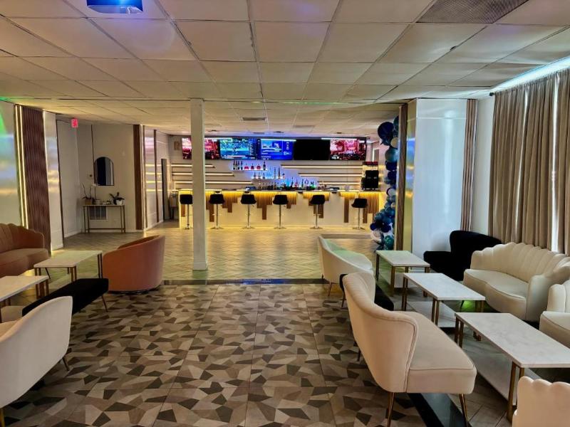 R Nite Star Hotel & Lounge image