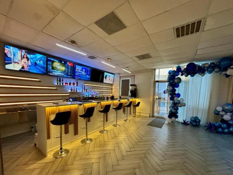 R Nite Star Hotel & Lounge image