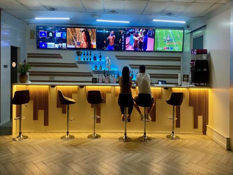 R Nite Star Hotel & Lounge image