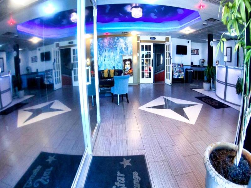 R Nite Star Hotel & Lounge image