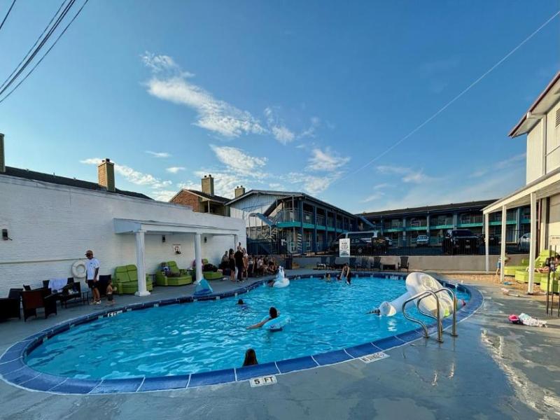 R Nite Star Hotel & Lounge image