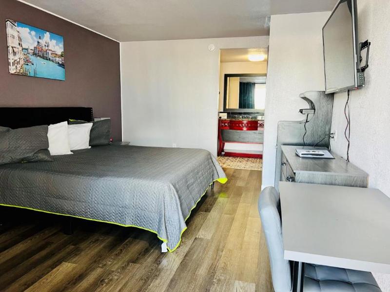 R Nite Star Hotel & Lounge image