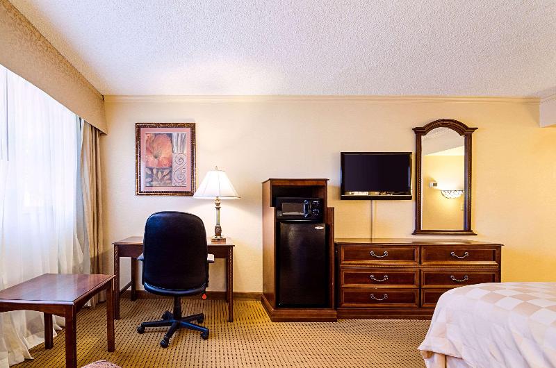 Clarion Inn Garden City Area image