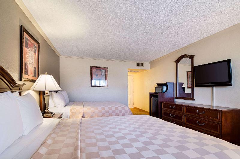 Clarion Inn Garden City Area image