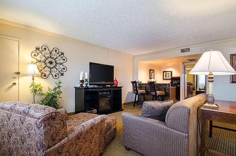 Clarion Inn Garden City Area image