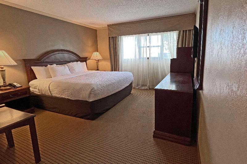 Clarion Inn Garden City Area image