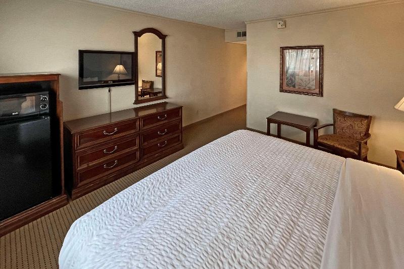 Clarion Inn Garden City Area image