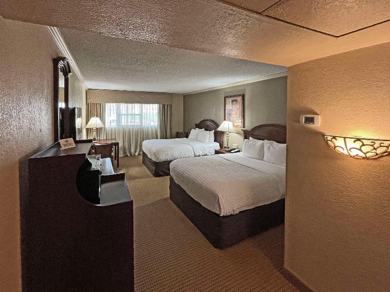 Clarion Inn Garden City Area image