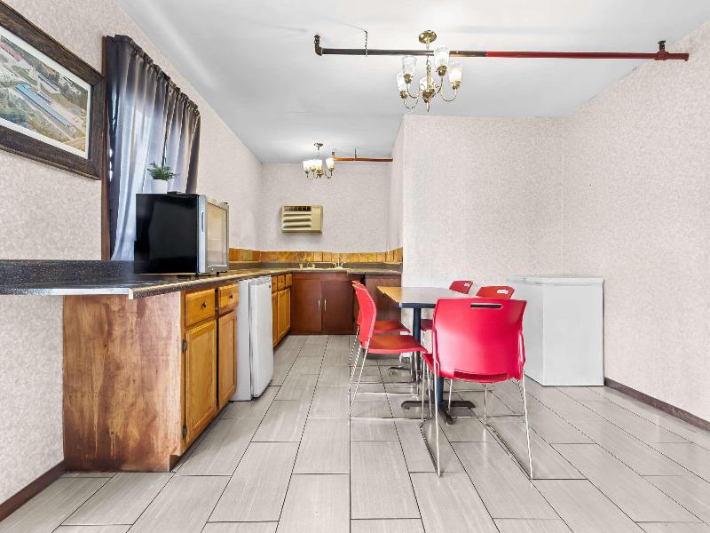 Econo Lodge Milan TN image