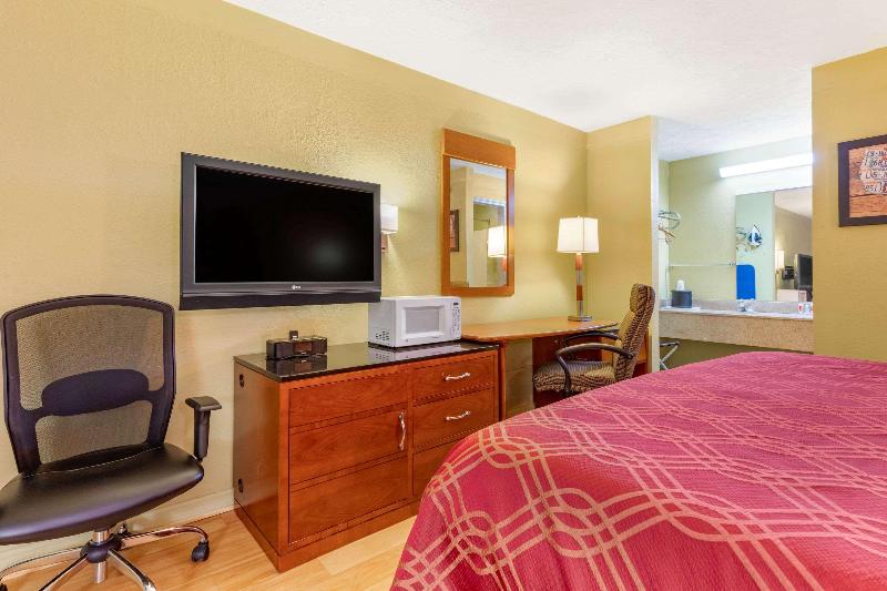 Econo Lodge Milan TN image
