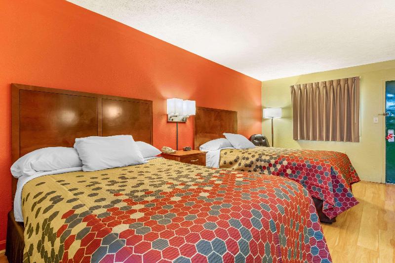 Econo Lodge Milan TN image