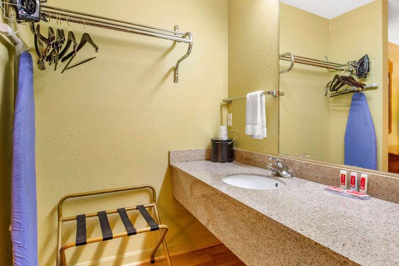 Econo Lodge Milan TN image