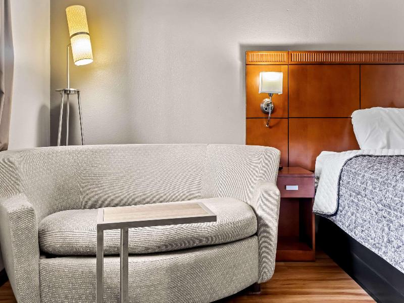 Econo Lodge Milan TN image