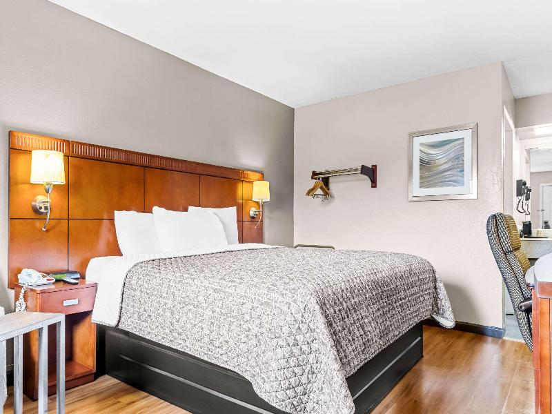 Econo Lodge Milan TN image
