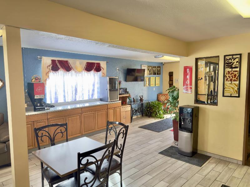 Econo Lodge Lansing - Leavenworth image